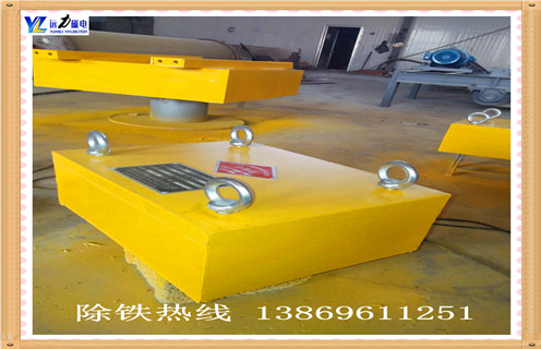 懸掛式永磁除鐵器,1.RCYB-8型懸掛式永磁除鐵器組成 由管道體,驅(qū)動(dòng)裝置,磁體運(yùn)行裝置,三大部分組成.驅(qū)動(dòng)裝置安裝在管道壁上,通過鏈條,鏈輪,帶動(dòng)管道內(nèi)磁體裝置運(yùn)轉(zhuǎn),永磁體將管道內(nèi)物料中的鐵磁性物質(zhì),通過出鐵口排出管道. 2.RCYB-8懸掛式永磁除鐵安裝 串接于傾角50-70度的物料輸送管道中,當(dāng)物料流經(jīng)除鐵器時(shí),其中的鐵磁性物質(zhì)被吸附在管道壁上,隨永磁體的運(yùn)動(dòng)逐漸向除鐵口方向運(yùn)動(dòng),排出管道,實(shí)現(xiàn)鐵與物料的分離.