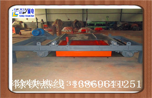 　二.自動除鐵器 鎧甲式自卸電磁除鐵器具有以下特點：  　　1.除鐵器的磁路合理,磁場高,磁導率大.因此,適用于除鐵.采用全密封結(jié)構(gòu),通過真空干燥等工藝制造工藝,可有效防止灰塵和有害氣體對線圈的侵蝕,環(huán)境和氣候適應性強,使用壽命長.  　　2,驅(qū)動電機,滾筒,帶刮板鐵帶等鐵體組件.在工作過程中,鐵體自動將鐵皮上吸附的鐵磁材料投入除鐵除鐵器以外的收集箱中,無需手動拆除電源故障,實現(xiàn)除鐵自動化.  　　3,依靠電機驅(qū)動皮帶上的刮刀,去除粉末或堵塞強力非磁性材料的鐵離子除鐵裝置的鐵磁材料,將其用于破碎機和輸送帶上任何鐵質(zhì)材料.