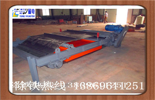 　1.超強(qiáng)永磁自卸式除鐵器的可移動(dòng)技術(shù)  　　隨著磁選技術(shù)的進(jìn)步和選礦指標(biāo)的提高,對(duì)除鐵器的要求也在不斷提高,不管是從外觀.結(jié)構(gòu).磁選質(zhì)量.設(shè)計(jì)等等的要求都逐漸提高,RCYE型永磁自卸式除鐵器,本機(jī)采用高強(qiáng)度稀土釹鐵硼組成強(qiáng)力磁芯,具有強(qiáng)磁場(chǎng).高磁場(chǎng)梯度.把除鐵器推向了一個(gè)新高度,延續(xù)了除鐵器發(fā)展的使命.RCYE型永磁自卸式除鐵器適用于安裝空間受限制的比較狹小的地方,設(shè)備自身重量較輕,方便懸掛安裝.便于移動(dòng)和更換到另外的場(chǎng)合工作.采用軸驅(qū)動(dòng)電機(jī),有效解決鏈輪鏈條驅(qū)動(dòng)的斷鏈.  　　掉鏈或皮帶驅(qū)動(dòng)的斷帶.跑滑故障.結(jié)構(gòu)簡(jiǎn)單,方便維護(hù),部件精簡(jiǎn),降低維護(hù)成本.可支撐安裝支架,既能滿足不同的安裝方式,又能保護(hù)皮帶不受外來(lái)破壞影響,延長(zhǎng)皮帶壽命. 濰坊遠(yuǎn)力磁電磁電機(jī)械有限公司專業(yè)生產(chǎn)磁選機(jī),發(fā)展歷史悠久,質(zhì)量可靠,并且可根據(jù)用戶現(xiàn)場(chǎng)空間和要求量身定做最合適的尺寸和性能.