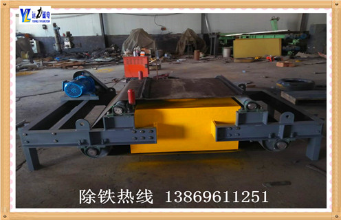 ?、儆?jì)算機(jī)模擬磁路,設(shè)計(jì)獨(dú)特的磁極結(jié)構(gòu),保證在額定懸掛高度處其磁場(chǎng)達(dá)到或超出國(guó)標(biāo)值,磁極吸附面積大,保證有足夠時(shí)間從運(yùn)行物料中吸起鐵磁性雜物; ②磁場(chǎng)穩(wěn)定,保證在惡劣環(huán)境下永磁芯在八年內(nèi)磁力降低不超過(guò)5%; ③整機(jī)結(jié)構(gòu)緊湊合理,不用電源勵(lì)磁系列,不用冷卻系統(tǒng),皮帶具有自動(dòng)糾偏功能,特制密封軸座,適應(yīng)惡劣環(huán)境下工作,能連續(xù)自動(dòng)清除所吸附的雜鐵,可保障長(zhǎng)期無(wú)故障運(yùn)行; ④驅(qū)動(dòng)電動(dòng)機(jī)擁有防爆與非防爆兩種類型可供選用. ⑤各項(xiàng)技術(shù)指標(biāo)均符合JB/T8711-1988標(biāo)準(zhǔn),稱為達(dá)國(guó)標(biāo)的普通永磁除鐵器.