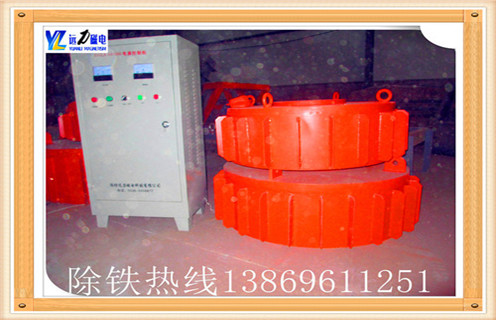 盤式自冷電磁除鐵器啟動(dòng)控制方式 盤式自冷電磁除鐵器的啟動(dòng)隨其所在皮帶機(jī)啟動(dòng)運(yùn)行,皮帶機(jī)啟動(dòng),其高壓控制柜內(nèi)合位繼電器上的一對常開觸點(diǎn)接通,盤式自冷電磁除鐵器得到運(yùn)行指令開始運(yùn)轉(zhuǎn). 盤式自冷電磁除鐵器停止控制:盤式自冷電磁除鐵器所在的皮帶機(jī)停止,皮帶機(jī)控制柜上的合位繼電器失電,常開觸點(diǎn)斷開;盤式自冷電磁除鐵器設(shè)置延時(shí)停機(jī)功能,在合位繼電器失電后延時(shí)10min,盤式自冷電磁除鐵器停止運(yùn)轉(zhuǎn). 二.盤式自冷電磁除鐵器長時(shí)間不用時(shí)的注意事項(xiàng) 如果盤式自冷電磁除鐵器長時(shí)間沒有正常的工作了,現(xiàn)在想要重新開始使用,就要注意一些事項(xiàng),要先進(jìn)行電氣性能方面的檢查,是否存在問題.在工作時(shí),周圍不能有儀器儀表,以免儀器儀表受到干擾.盤式自冷電磁除鐵器的周圍應(yīng)沒有粉塵,如有的話應(yīng)及時(shí)進(jìn)行清理.在使用前,要先進(jìn)行相應(yīng)的檢查,是否有問題,如有則不能使用.盤式自冷電磁除鐵器應(yīng)存放在室內(nèi),而且要避免受潮,不能放在露天場所中.所以說盤式自冷電磁除鐵器的正確使用對它的使用壽命是很重要的,在現(xiàn)場必須按規(guī)程說明安裝使用.