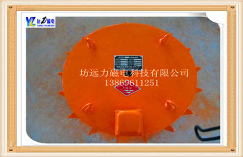一.電磁除鐵器rcdb-14的技術(shù)參數(shù)  　　1.磁路采用計(jì)算機(jī)模擬設(shè)計(jì),透磁深度大.磁力強(qiáng).  　　2. 內(nèi)部采用電工專用樹脂澆注,自冷式全密封結(jié)構(gòu).防塵.防雨.耐腐蝕.  　　3.自動(dòng)卸鐵.維護(hù)簡便.滾筒腰鼓形結(jié)構(gòu),具備皮帶自動(dòng)糾偏功能,特制全密封軸承座,可實(shí)現(xiàn)長期無故障運(yùn)行.  　　4.產(chǎn)品配套性好,整流設(shè)備功能齊全,具有手動(dòng)和集控功能,能滿足多種場合的使用要求.  　　5.可有效吸除混雜在非磁性物料中0.1-35公斤的鐵磁性物質(zhì).  　　二.電磁除鐵器rcdb-14的工作流程  　　1.注意觀察除鐵器整機(jī)運(yùn)行狀況及吸.棄鐵能力.可以人為的向被輸物料內(nèi)投入不同重量.不同形狀的雜鐵,檢測吸.棄鐵能力及除凈率,必要時(shí)對(duì)吊高或傾角應(yīng)做調(diào)整.  　　2.按下隔爆型電控箱的啟動(dòng)按鈕本設(shè)備即可運(yùn)行.  　　3.保持通電持續(xù)率連續(xù)試生產(chǎn)運(yùn)行24小時(shí)之內(nèi)不出現(xiàn)問題便可投入正式生產(chǎn)運(yùn)行.