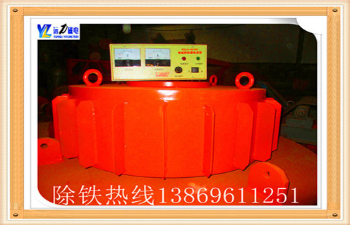 1.電磁除鐵器故障產(chǎn)生原因 1.1檢查控制柜接線是否良好,絕緣正常. 1.2檢查磁盤除了電纜絕緣是否正常,接線盒是否進入水中,如有必要,進行干燥處理. 1.3檢查磁盤除了電阻是否正常. 2.電磁除鐵器故障解決辦法 2.1.連接電源開始后,皮帶除鐵器既不旋轉(zhuǎn)也不勵磁. 原因是:段開開關(guān)未閉合;熱繼電器動作不恢復(fù);從則導(dǎo)致控制電路保險絲燒壞. 2.2.打開電源后皮帶式除鐵器開始旋轉(zhuǎn),但后面因為勵磁到自動控制開關(guān)跳閘. 原因是:硅整流器擊穿,電壓表指示異常;直流側(cè)電路,電流指示不正常. 2.3.接通電源后,起動皮帶除鐵器旋轉(zhuǎn),但勵磁沒有接通. 原因是:溫控繼電器動作;冷卻風(fēng)扇故障;勵磁繞組過熱. 2.4.強勵磁開關(guān)不正常. 原因是:金屬探測器不動;金屬探測器故障;時間繼電器設(shè)置不好;時間繼電器故障. 2.5.電機齒輪箱溫升,聲音異常. 原因是:由于電機過載或者因為軸承的損壞,齒輪箱蝸輪嚴(yán)重磨損,減速機油