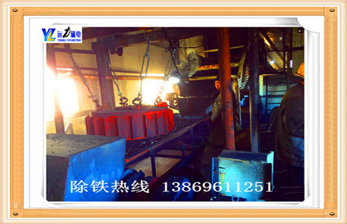 盤式自冷電磁除鐵器,現(xiàn)如今在陶瓷行業(yè)的應(yīng)用越來越多,我們在盤式自冷電磁除鐵器的應(yīng)用與現(xiàn)狀要求如下 :  　　1.建筑衛(wèi)生陶瓷生產(chǎn)企業(yè)對除鐵問題的重視程度越來越高,許多企業(yè)都把它列進(jìn)了議事日程,主要領(lǐng)導(dǎo)親自過問或分管領(lǐng)導(dǎo)直接抓.除鐵器的使用場合不斷擴(kuò)大,由原來釉料除鐵發(fā)展到坯料亦除鐵.需要除鐵的產(chǎn)品越來越多,包括了日用陶.衛(wèi)生潔具和各類淺白色釉面墻地磚,拋光磚等.除鐵要求也越來越高,一條生產(chǎn)線由原來不用除鐵器到安裝一個除鐵器,發(fā)展到安裝3～4個多級串聯(lián)除鐵器,一個除鐵槽的吸鐵磁棒也由原來的一二十支發(fā)展到二三百支,投資越來越大.