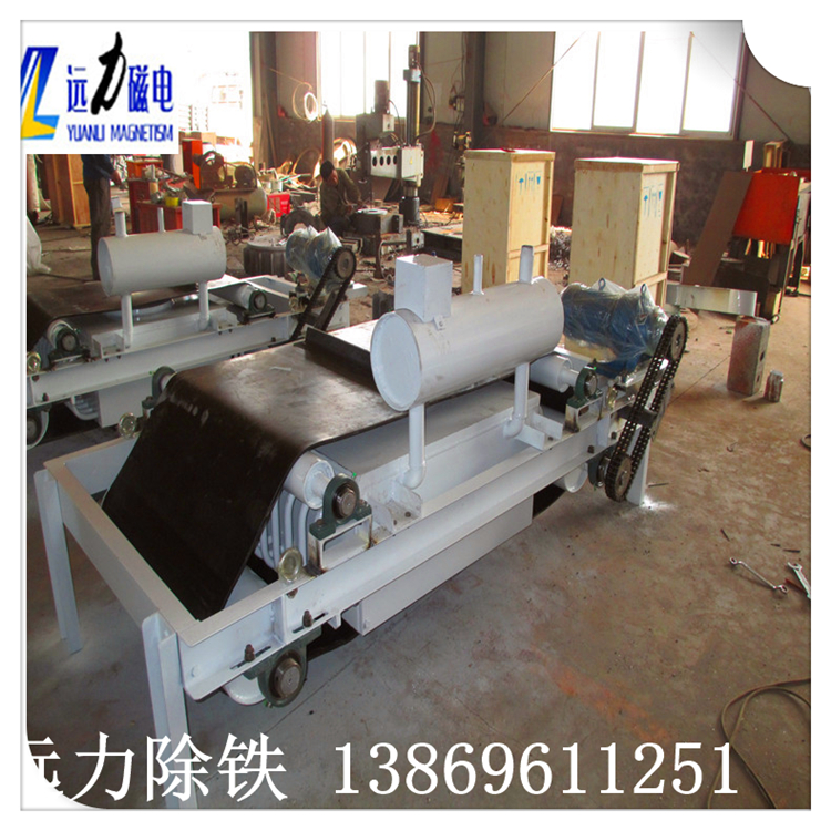 　1.rcde油冷電磁除鐵器結(jié)構(gòu)特點(diǎn)  　　1.1磁除鐵磁路采用計算機(jī)模擬設(shè)計,磁場強(qiáng)度高,磁導(dǎo)率深,適用于較厚的鐵板場合.  　　1.2勵磁線圈專用設(shè)計,具有縱,橫油路,非常有利于把熱傳導(dǎo)到變壓器油,有效降低銅線圈或鋁線圈溫度,使線圈工作溫度升至60℃,達(dá)到國內(nèi)同類產(chǎn)品的水平.  　　1.3線圈絕緣F級以上,選用新型高溫導(dǎo)熱油,油設(shè)計合理,通暢,循環(huán)快,熱效率高.  　　1.4線圈采用特殊環(huán)氧樹脂浸泡,固化,提高整體的絕緣性能,密封結(jié)構(gòu),防塵,防雨,防煙,防腐蝕.  　　1.5波紋翅片,散熱面積大幅增加,有效控制溫升.  　　1.6采用國際蒸發(fā)冷卻電磁除鐵器生產(chǎn)工藝制造,使用德國漏檢漏檢測,絕對控制,消除滲透問題(年檢漏量5mg可檢測)  　　1.7卸料機(jī)構(gòu)由齒條,擺線減速機(jī)(以下簡稱減速電機(jī)),主從動滾輪.輥,鏈輪,鏈條和卸料帶,帶卸料鐵刮刀.卸載皮帶張力和偏差調(diào)整可用于不間斷軸承調(diào)節(jié)裝置的情況.