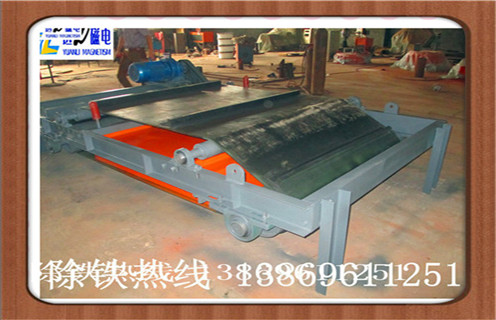 1.陶瓷粉料自動除鐵器的特點 1.1.永磁除鐵器采用高性能釹鐵硼做磁源,磁性強,不退磁. 1.2.鼓兩側(cè)的鼓形結(jié)構(gòu),此種結(jié)構(gòu)具有自動校正功能,出色的密封性,這樣就可以很好地適應各種惡劣環(huán)境. 1.3.皮帶機控制部分鏈條,可以實現(xiàn)原位手動控制和集中控制兩種方式. 1.4.無勵磁線圈,節(jié)能. 1.5.不需要整流控制器,可靠性高. 1.6.沒有溫升,磁場強度也不存在“冷”“熱”點,磁場常數(shù). 1.7.電源,吸鐵在鐵上的零件不會落回到運輸?shù)牟牧仙? ?1.8.沒有絕緣和壓力問題.配合防爆電機驅(qū)動的鐵質(zhì)輸送帶可成為防爆沉淀器.然而,永磁磁選機的磁場強度會衰減,應在選擇調(diào)查和實施時選用