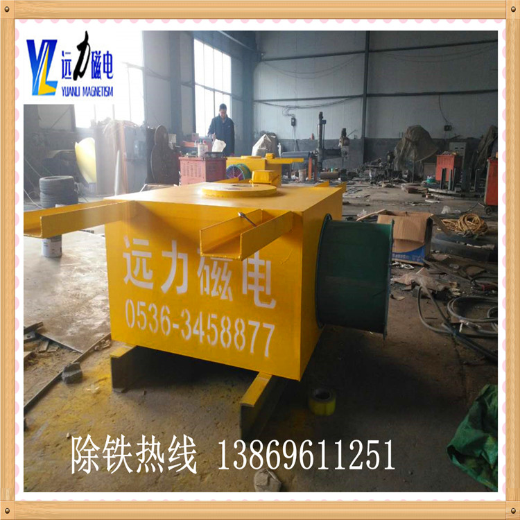 1.安裝前先檢查電磁除鐵器的線圈絕緣電阻應不低于lOMΩ,如因受潮絕緣電阻下降,應檢查處理,達到使用要求后,方準使用. 2.檢查電磁除鐵器吊掛裝置是否牢固,若無問題則可進行安裝. ?3.安裝方式:除鐵器有兩種安裝方式 3.1電磁除鐵器傾斜安裝安裝在皮帶機頭,當帶速較快時(大于2m/s),除鐵器可安裝在滾筒前位置,當帶速較慢時(小于2m/s)除鐵器位置要后移,以靠近滾筒(滾筒宜采用非導磁材料).磁芯中心線與皮帶機滾筒中心間距S的選定:S與滾筒R.皮帶機線速度.物料性質.粘度,還與除鐵器傾角.H等諸多因素有關.一般S=R(+300/-200) 傾斜角度5°~15°左右.額定吊高見技術參數(shù)表. 3.2電磁除鐵器水平安裝除鐵器行走小車的運行方向與輸送皮帶運行方向垂直,用于行走小車帶動除鐵器脫離皮帶后清除鐵磁雜物.可安裝在輸送帶上方(在除鐵器下方宜安裝非導磁直托輥).除鐵器磁芯中心與皮帶中心于同一垂線上.