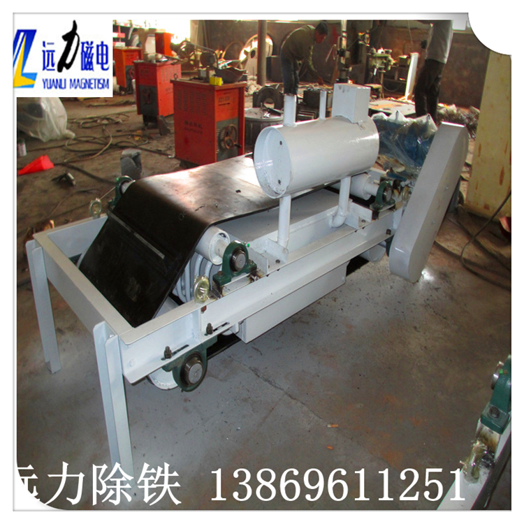 1.通遼油冷自卸式電磁除鐵器的組成 RCDF系列油冷自卸式電磁除鐵器由除鐵器本體和卸鐵機構(gòu)兩部分組成.卸鐵機構(gòu)由機架.擺線針輪減速機(以下簡稱減速電機).主 從動滾筒.托輥.皮帶輪(或鏈輪).三角帶(或皮帶輪)和裝有刮板的卸鐵皮帶組成. 2.油冷自卸式電磁除鐵器工作原理 除鐵器接通電源后,勵磁系統(tǒng)產(chǎn)生了強大的磁場,當輸送機上的散狀物料經(jīng)過除鐵器下方時,混雜在物料中的鐵磁性雜物,在磁場力作用下被吸起,由運行的卸鐵皮帶連續(xù)拋出,當物料脫離磁場范圍外,鐵磁性雜物在重力作用下掉入集鐵箱中.