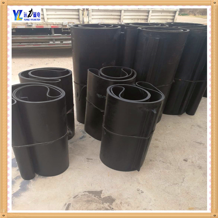 卸鐵皮帶除鐵器-環(huán)形輸送帶按帶體拉伸強(qiáng)度可分為M、L、H等型號(hào)，其相應(yīng)拉伸強(qiáng)度如下表： 　　其中M型，其帶芯系用優(yōu)質(zhì)維棉交織帆布，一般2-6層，膠厚度約7.5mm-20mm; L型系用NN-200型尼帆布(或聚酯帆布)作強(qiáng)力層，一般2-6層，膠厚度7.500mm-20mm。用于各種自卸式除鐵器配件用。  　　H型系用NN-300型尼龍帆布(或聚酯帆布)作強(qiáng)力層，一般2-4層，膠帶總厚度7.500mm-20mm。  　　膠帶最大寬度為3100mm，按照作用性能，可提供普通型、耐熱型、耐寒型(不低于-4℃)耐酸堿型、導(dǎo)靜電型、耐高溫型(不高于150℃)及衛(wèi)生型等。  　　卸鐵皮帶除鐵器其它特殊性能要求，可協(xié)商試制