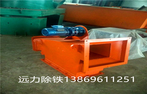 　1.小型管道除鐵器概述：  　　RCYB系列管道除鐵器結(jié)構(gòu)簡單,使用方便,無需維護,運行可靠,成本低,磁選分離裝置好,由磁系統(tǒng),外殼等組成,是環(huán)保,節(jié)能除鐵設(shè)備. 管道除鐵器主要用于各種帶式輸送機,懸掛在沖切端或中間帶上以達到鐵的目的.對于水泥工業(yè),化工,煤炭,小礦山,建筑材料,木材加工,鑄砂加工等材料除鐵以外,并確保下道工序順利進行.