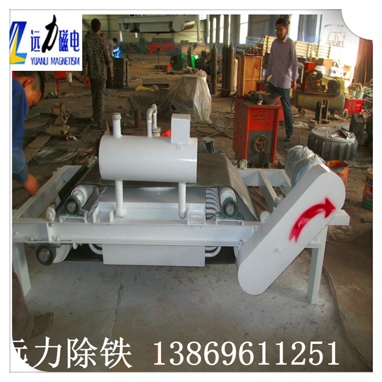 風(fēng)冷自卸式電磁除鐵器回收價(jià)值利用好,遠(yuǎn)力磁電生產(chǎn)的RCDA系列風(fēng)冷懸掛式電磁除鐵器磁路采用計(jì)算機(jī)模擬設(shè)計(jì),透磁深度大.磁力強(qiáng).特殊的風(fēng)道設(shè)計(jì),軸流風(fēng)機(jī)強(qiáng)迫風(fēng)冷,風(fēng)量大,風(fēng)壓高,使線圈散熱快,溫升低,冷熱態(tài)磁場差異小.線圈經(jīng)特殊的浸漆絕緣及固化處理技術(shù),抗氧化,耐腐蝕,提高整機(jī)的絕緣性能,保障長期連續(xù)工作不老化.