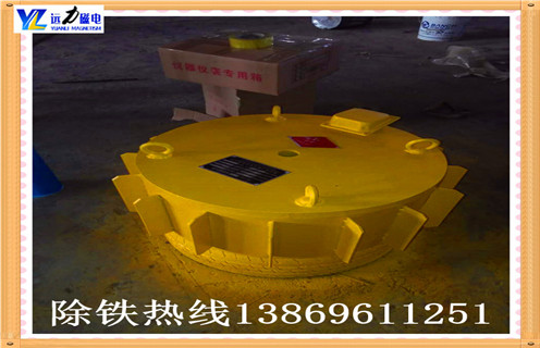 電磁除鐵器 煤碳砂石選礦機(jī)磚廠輸送帶用 保護(hù)破碎設(shè)備,中國某企業(yè)引進(jìn)了一套選進(jìn)的德國電磁除鐵器設(shè)備，德國工程師在設(shè)備安裝調(diào)試驗(yàn)收的時(shí)候發(fā)現(xiàn)一個(gè)螺絲歪了，雖然出現(xiàn)了這樣的問題，但是設(shè)備本身的緊固度沒有問題，影響不大?？墒?，德國工程師堅(jiān)決認(rèn)為：出現(xiàn)這樣的總是是因?yàn)閮?nèi)擰螺絲時(shí)沒有按規(guī)范標(biāo)準(zhǔn)操作。于是把螺絲擰了下來，重新安裝。德國的設(shè)計(jì)師之所以能夠做到這些，關(guān)鍵就在于他們對(duì)待細(xì)節(jié)的那種認(rèn)真，精細(xì)甚至是略帶刻板的態(tài)度